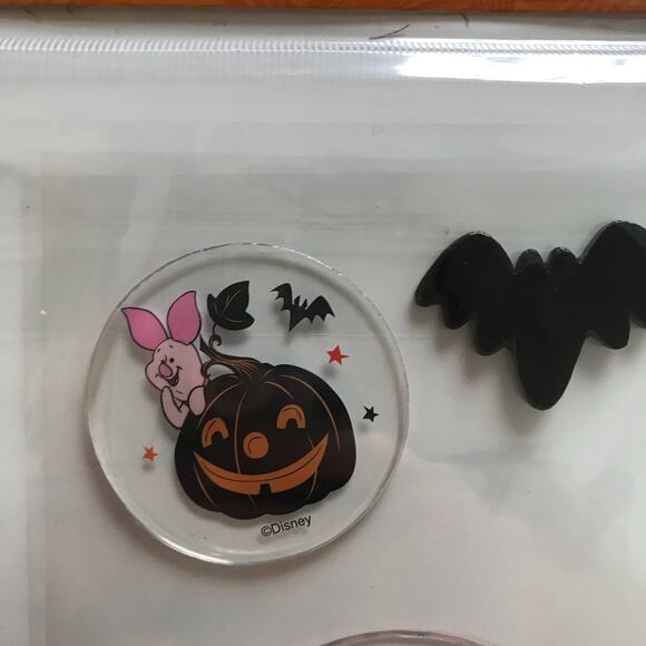 3/$20 Disney Winnie The Pooh New In Package Set of 8 Halloween Gel Clings - Picture 6 of 6
